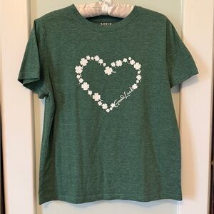 SHEIN Green Clover Heart Women’s T-Shirt, size medium